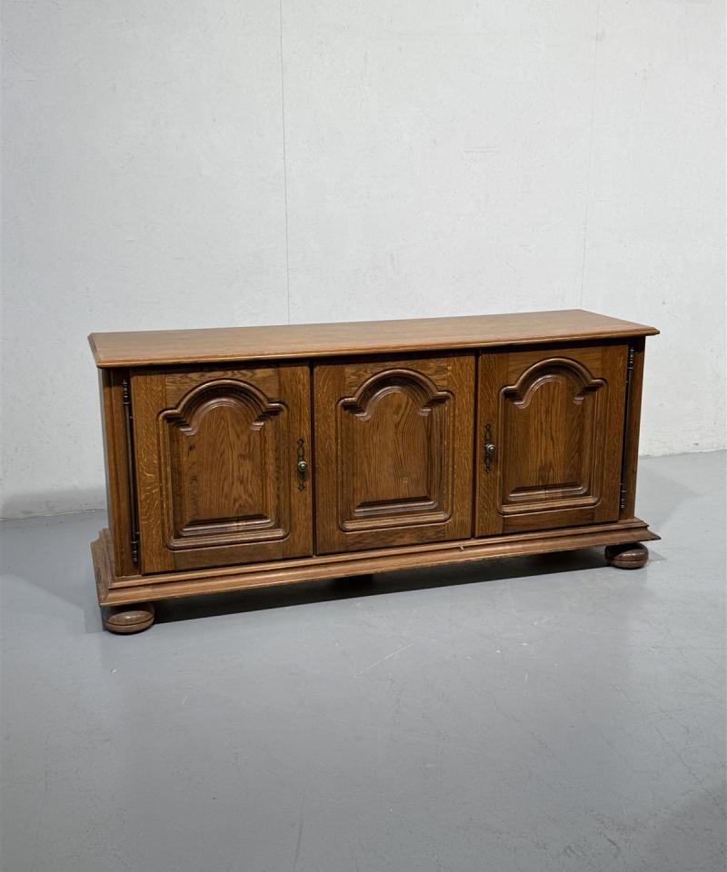 Rustiikkinen tammi senkki