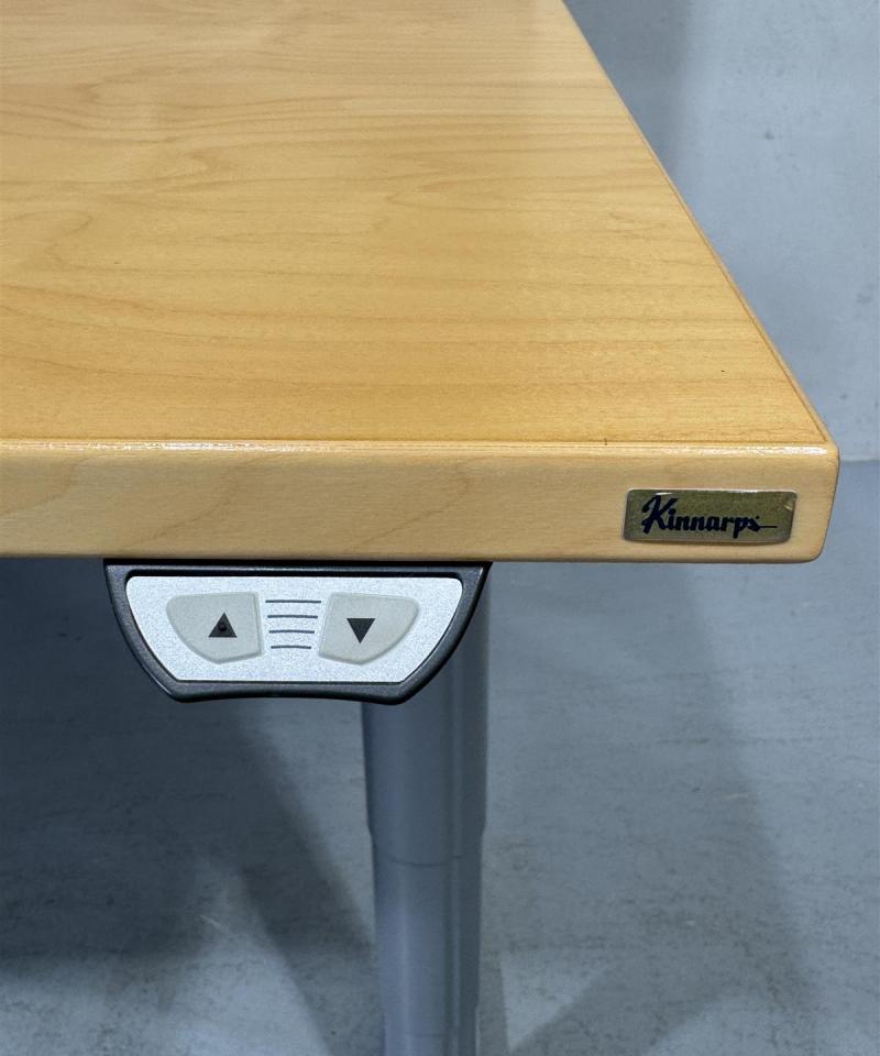 Kinnarps sähköpöytä 160x90 sermillä