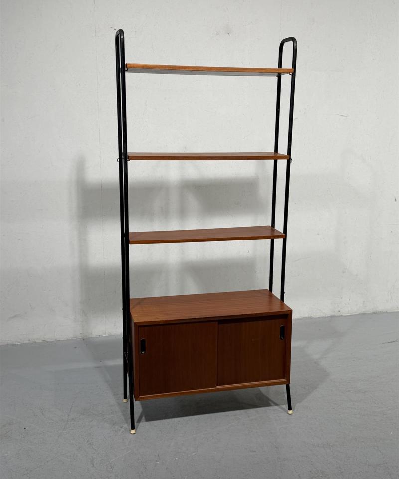 Vintage teak kirjahylly kaapilla