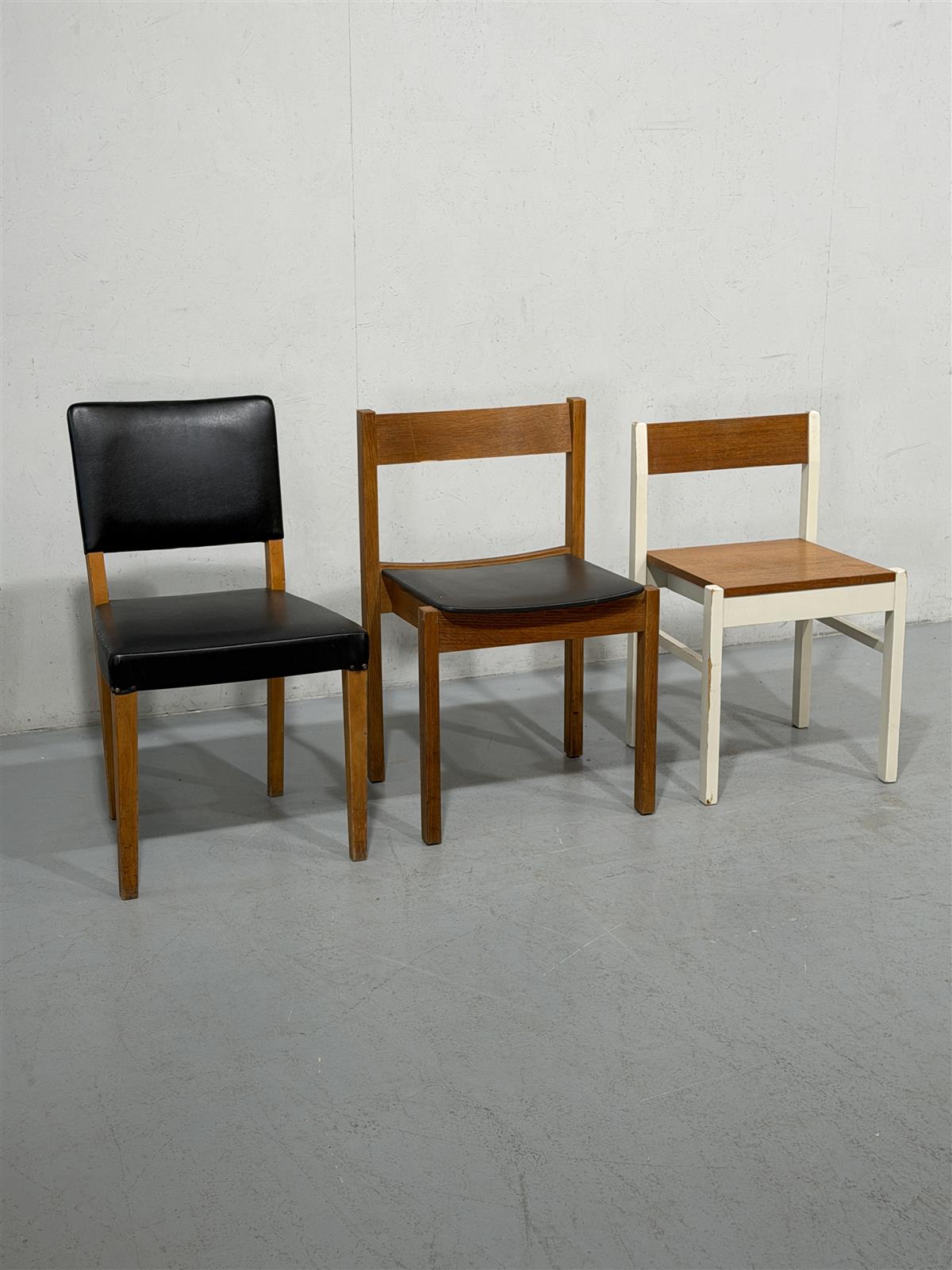 Kolme vintage tuolia