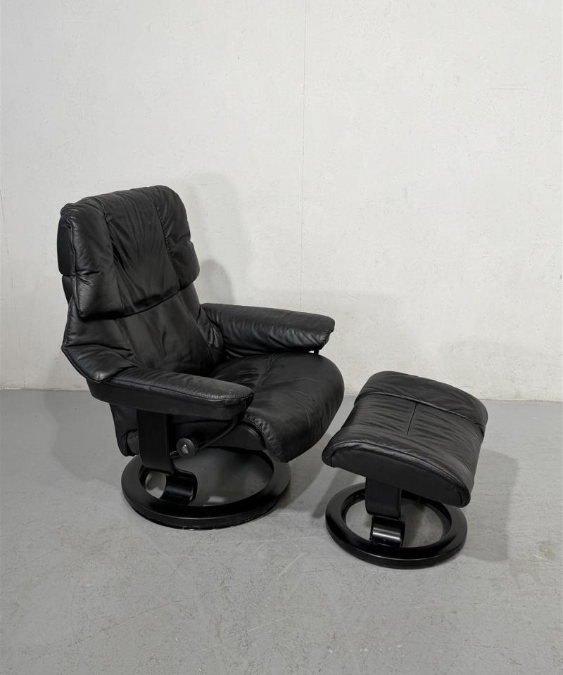 Ekornes Stressless nojatuoli ja rahi musta