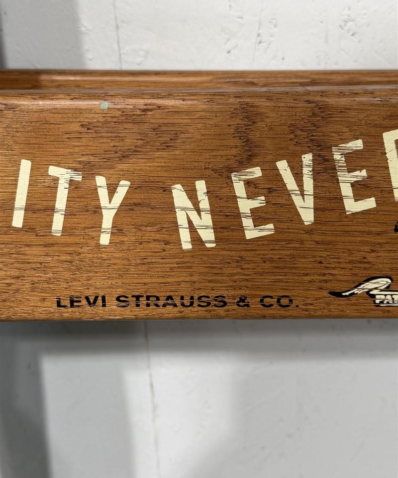 Levi Strauss & Co. mainoskyltti