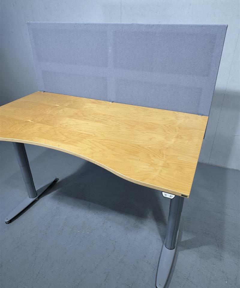 Kinnarps sähköpöytä 160x90 sermillä