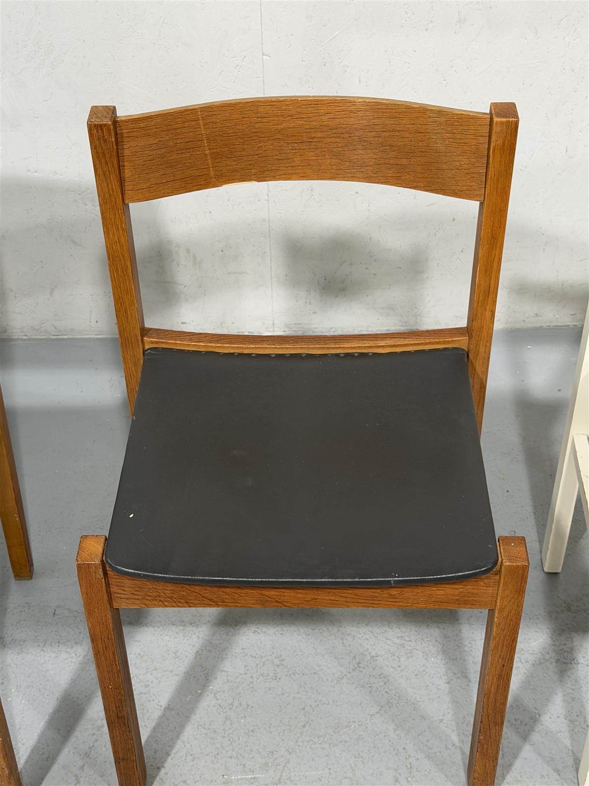 Kolme vintage tuolia
