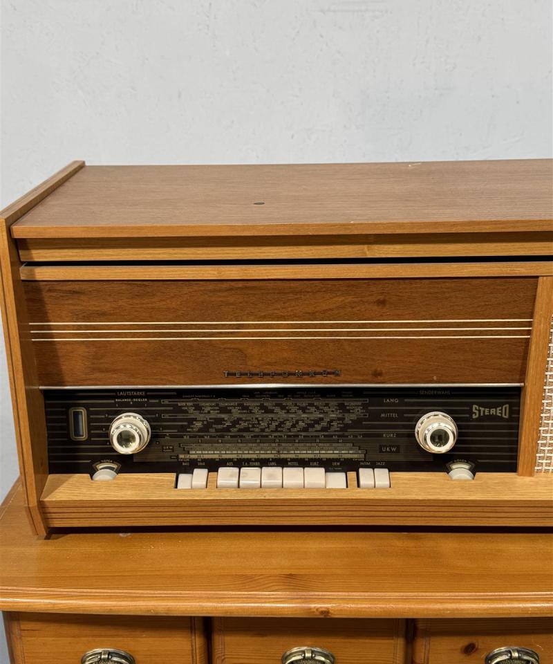 Telefunken Bolero 2182 radio koristeeksi