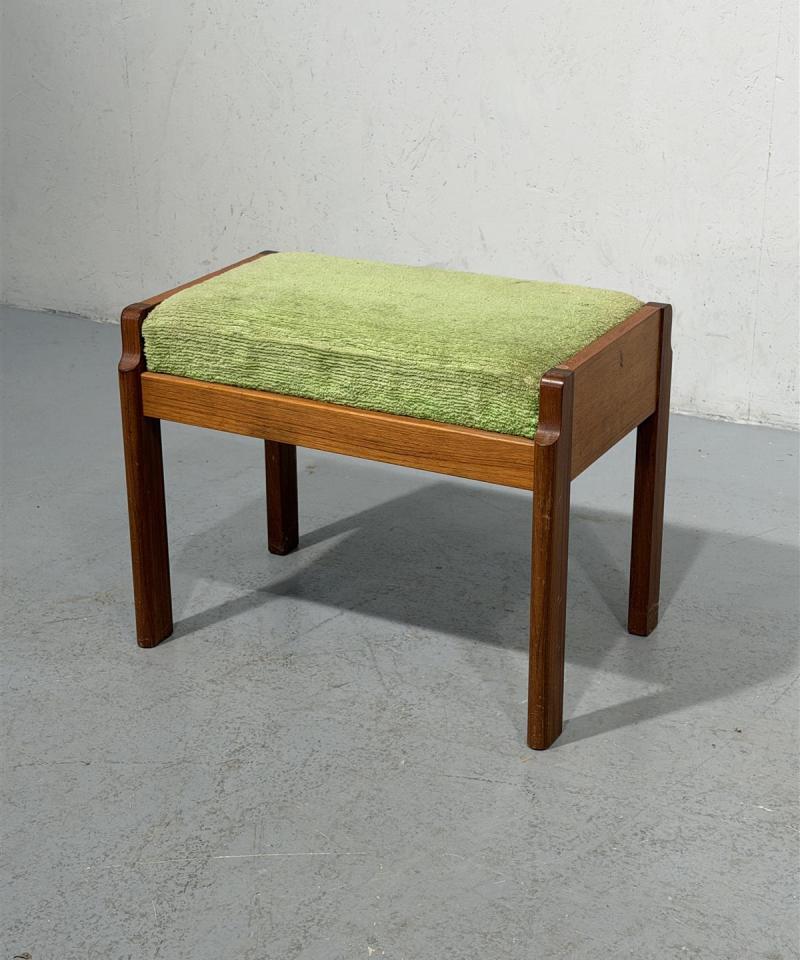 Vintage teak penkki vihreällä verhoilulla