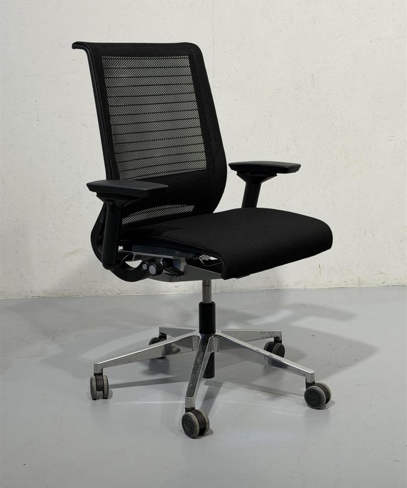 Steelcase Think toimistotuoli musta