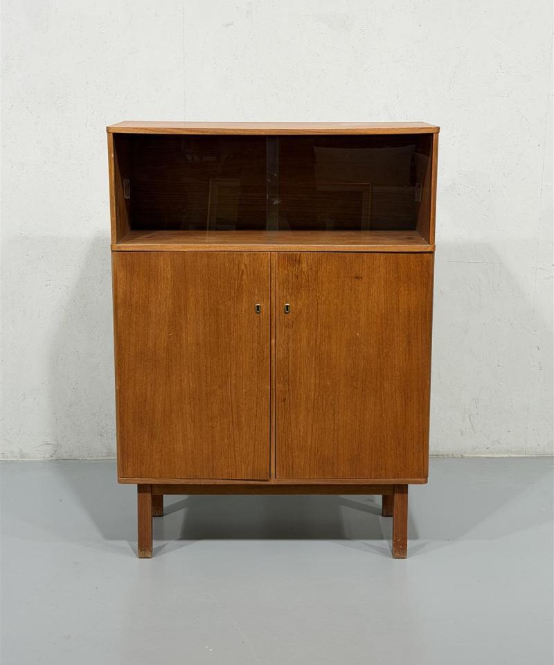 Vintage teak kaappi vitriinillä