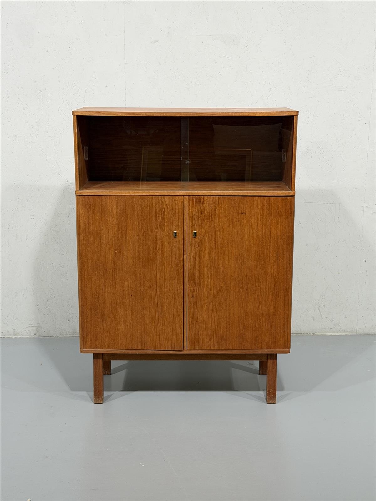 Vintage teak kaappi vitriinillä