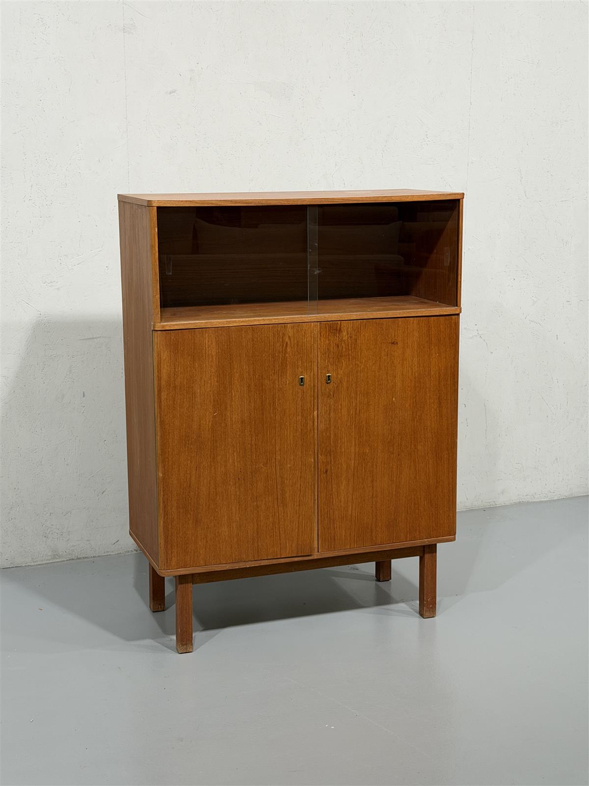 Vintage teak kaappi vitriinillä