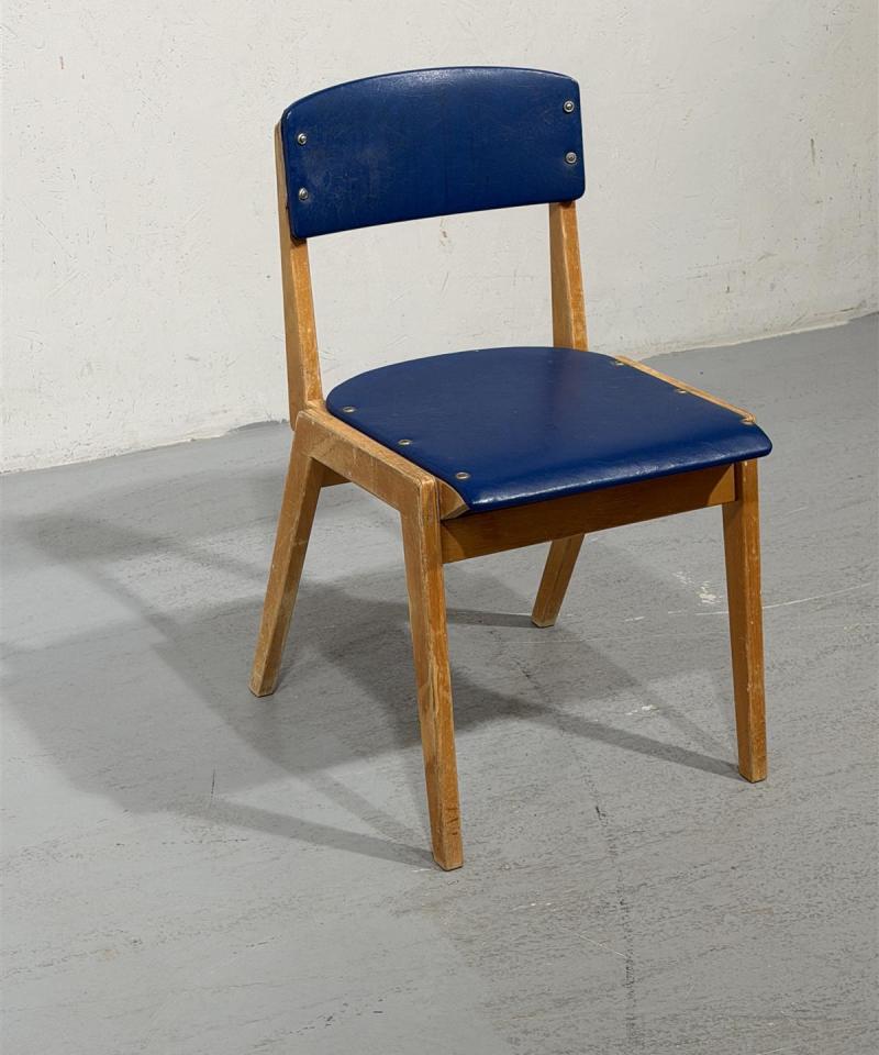 Retro tuoli sinisellä kermillä
