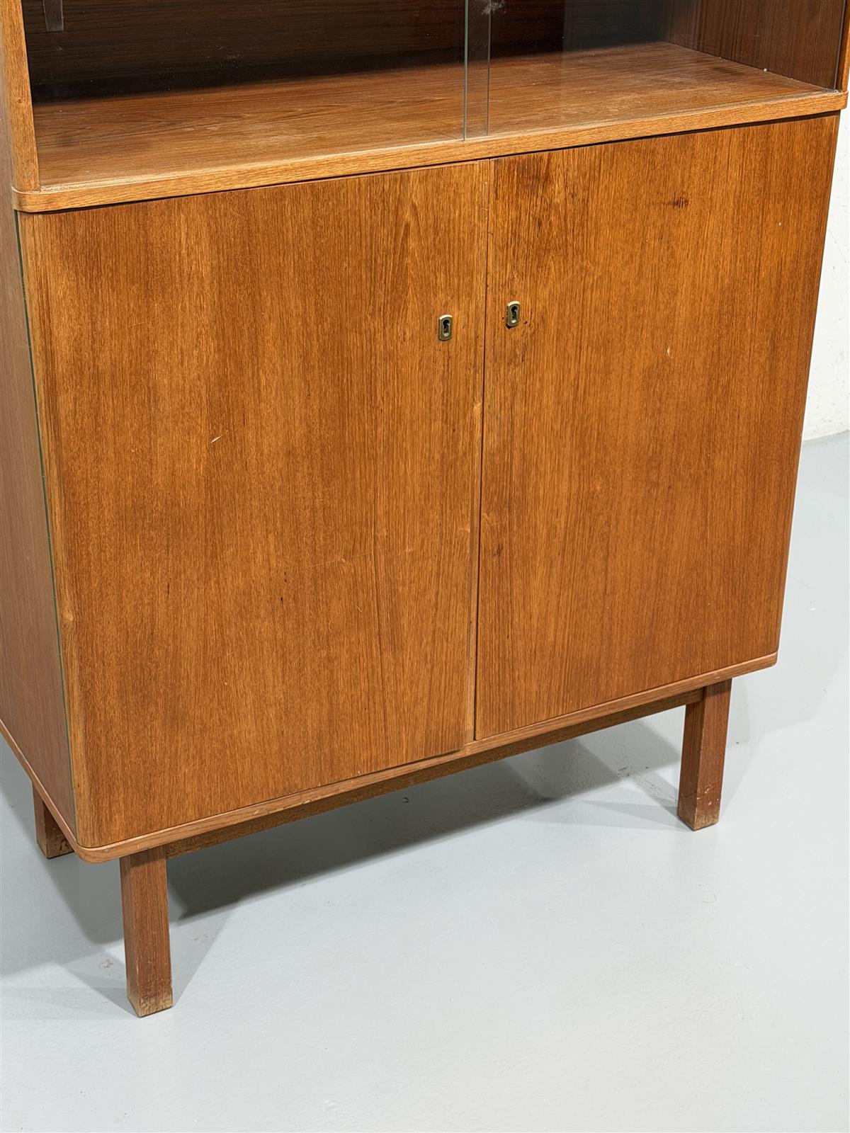 Vintage teak kaappi vitriinillä