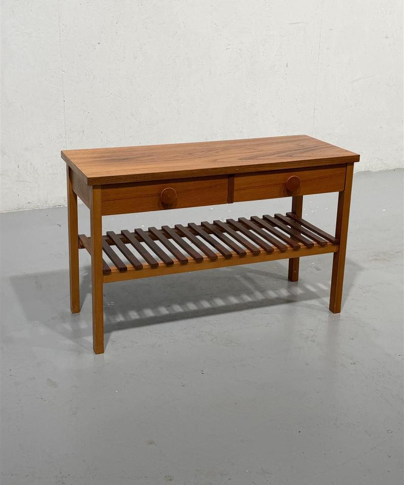 Vintage teak lipasto ritilätasolla