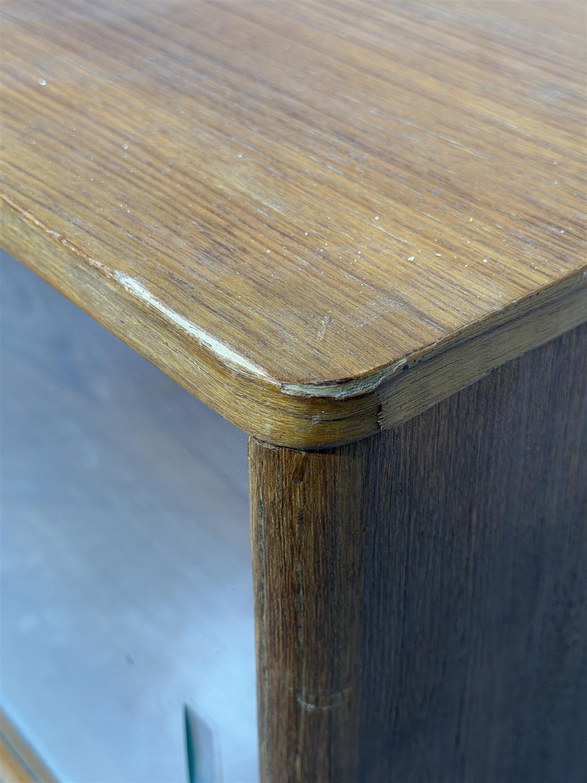 Vintage teak kaappi vitriinillä