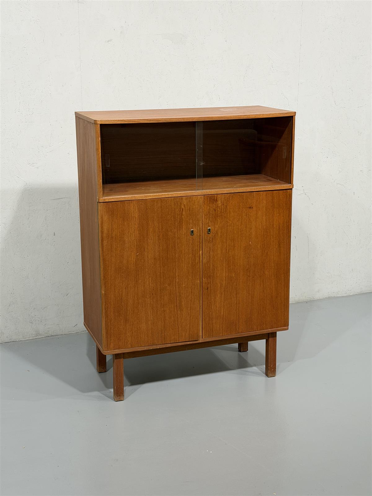 Vintage teak kaappi vitriinillä