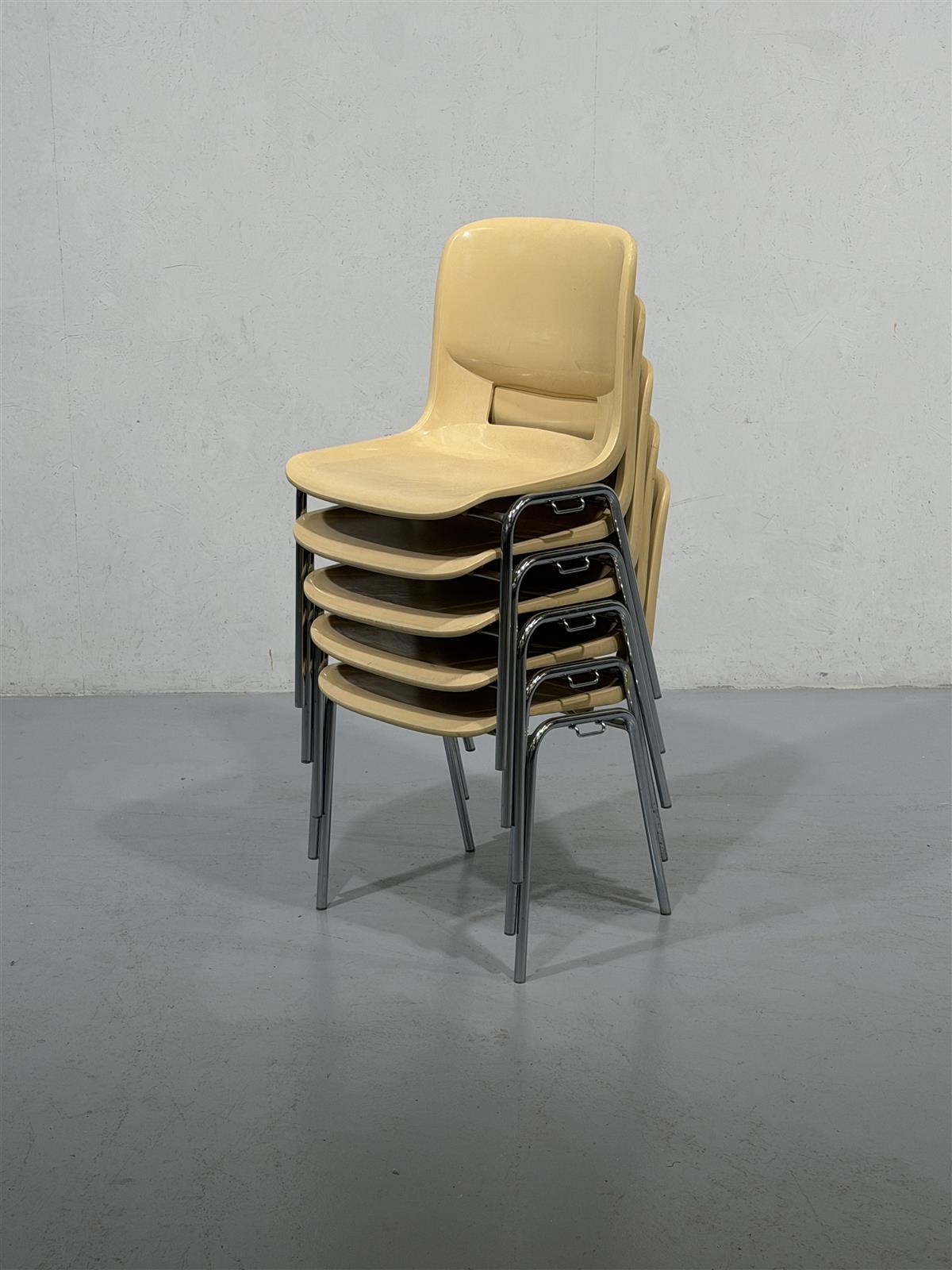 Isku retro muovituolit (5kpl)
