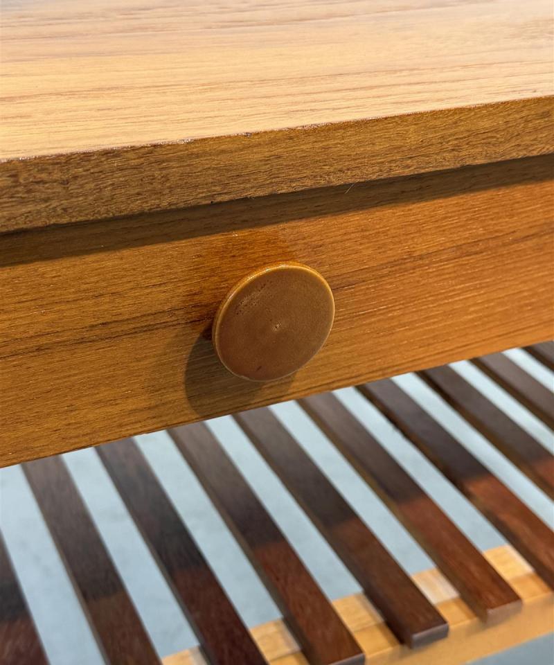 Vintage teak lipasto ritilätasolla
