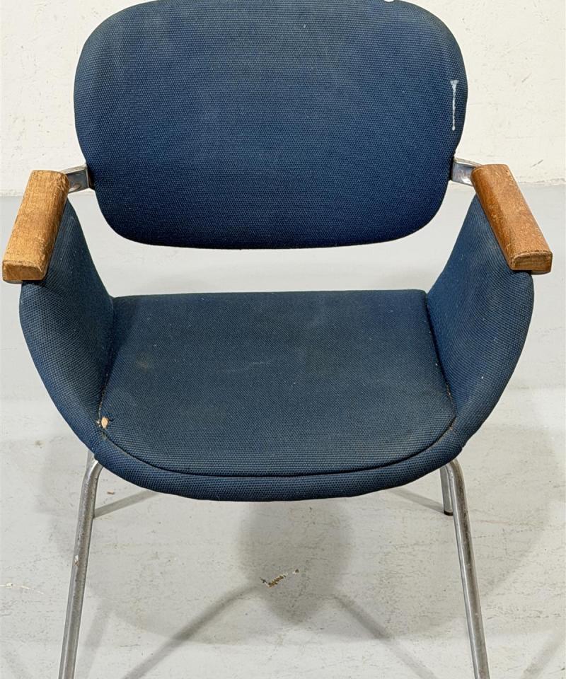 Vintage nojatuoli puisilla käsinojilla sininen