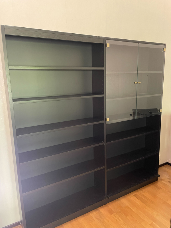 Kirjahylly vitriinillä 200x30x210 (L x S x K)