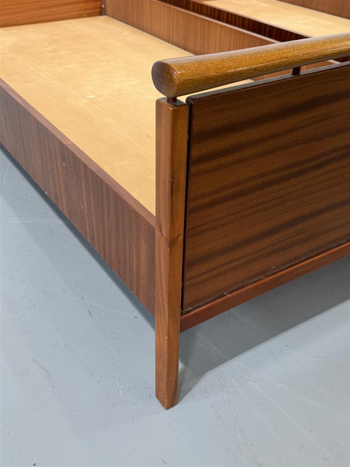 Vintage sängyn rungot (2kpl) tiikki