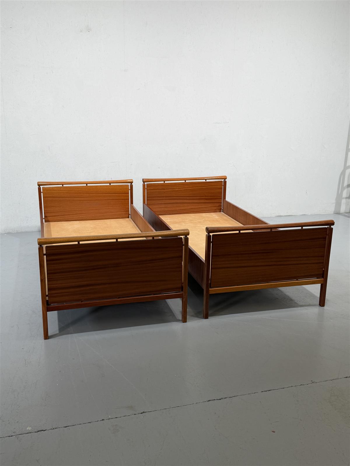 Vintage sängyn rungot (2kpl) tiikki