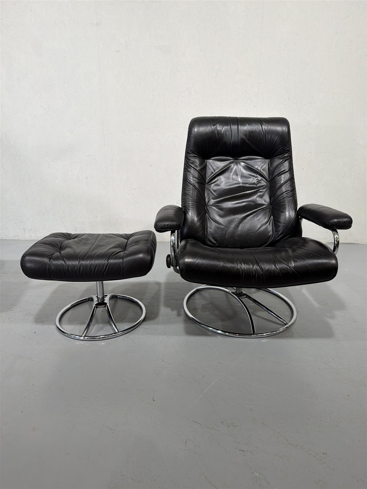 Retro Ekornes Stressless nojatuoli rahilla musta